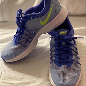 NEW NIKE SNEAKERS SIZE 7 WITH BOX